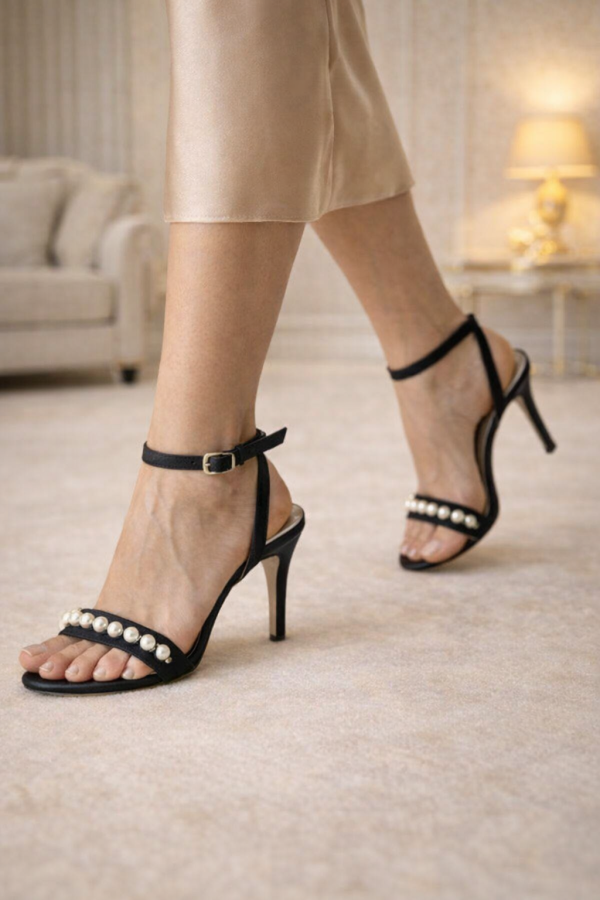 Wedoshoes Siyah Saten İnci İşlemeli El Yapımı Topuklu Sandalet